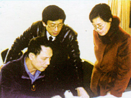 在座談會(huì)上華裔、南非客商通過攝像機(jī)交流